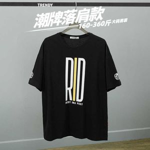 男性と女性のTシャツストレンディブランドオフショルダー英語の印刷された半袖Tシャツのための夏のルーズフィットと脂肪と男性用ウェア用の余分な大きな丸いネックTシャツ