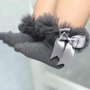 Baby flickor bowknot band spets strumpor solida bomull barn frilly ankel strumpor stickade ruffle prinsessor skor dansar fotsocks nyfödda kläder 7 färger