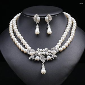 Серьги ожерелья устанавливают модные многослойные жемчужные цветы и свадьба свадьбы для женщин