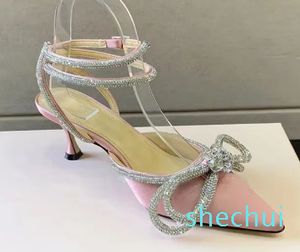 Mach Satin Bow Slingbacks Pompalar Kristal Süslenmiş Akşam Stiletto Topuklular Sandals Kadın Yavru Kedi Topuk Lüks Tasarımcılar Ayakkabı Strap Elbise Ayakkabı Kutusu