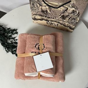 Set di asciugamani da bagno di design Asciugamano classico in quattro colori con logo ricamato Acqua assorbente in puro cotone Vintage Asciugamano da bagno da spiaggia ad asciugatura rapida Confezione regalo