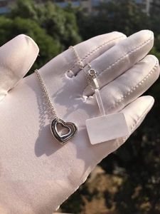 2023 adorabili collane con ciondolo carine sottili anelli a forma di cuore con catena in acciaio inossidabile argento Collana da donna di design di lusso con sacchetto per la polvere e scatola