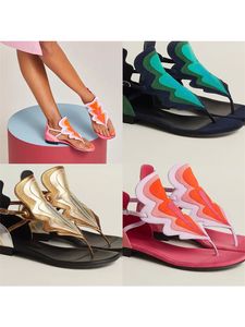 2023 Den nya färgmatchande sandalerna har djärva och innovativa stilar staplade med kärleksblommor med fårskinntyg och svart lädersula