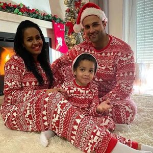 家族のマッチング衣装のクリスマスパジャマのためのエルクパターンママ娘お父さんの息子服カジュアルソフト2ピーススーツスリープウェアクリスマスルック231122