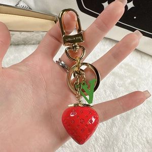 Luxus-Schlüsselanhänger für Frauen, Erdbeer-Herz-Anhänger, Designer-Schlüsselanhänger, Damen-Taschenanhänger, V-Schnalle, Auto-Schlüsselanhänger, handgefertigte Schlüsselanhänger, Geschenke 5
