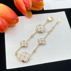 Luxury Designer Elegant gold and silver bracelet Stylish Women's Letter Pendant Classic 4/Four clover bracelet bracelet Wedding specially designed jewelry VB-014