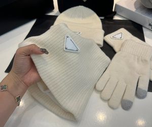 Lüks örgü şapka atkı eldiven setleri sıcak kadınlar tasarımcısı 3 adet 3 adet eşarp kapak eldivenleri kış açık kalın kulak sıcak örgü kayak sıcak unisex beanies moda aksesuarları seti