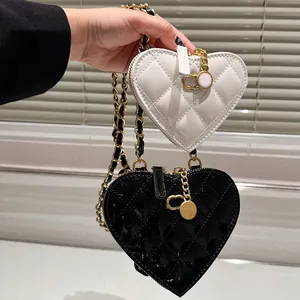 2IN1 Kobiet Designer Black and White Heart Torby Moneta Patent Patent skórzany złoty metalowy sprzęt z małą odznaką Matelasse łańcuch mody Cross Body Rameer torebka