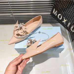 Pradity Origami Black Beige Flower Nude Pumps Sandale Ponted Toe Flache Schuhe Lackleder Low Heel Ballerinas Ballerina Slipon Damen Luxus Triangle Designer Dres