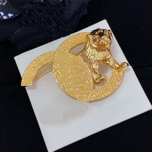 3D Rölyef Aslan Broş 18k Altın Kaplama Kakma Kristal Elmaslar Mektup Broşlar Rhinestone Mücevherleri Noel Partisi Düğün Hediyeleri Kapak Çantası Giyim Aksesuarları