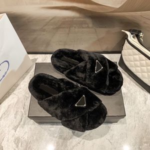Milano 2023 Yün terlik kadın kalın tabanlı çörek topuk Sandalet sonbahar ve kış Avrupa ve Amerikan modası Marka tasarımcısı kadın ayakkabıları üçgen logo Slayt