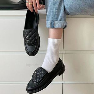 Mode loafers kvinnor designer skor metall spänne äkta läder klänningskor lyxiga sneakers platt låg topp mockasins scuffs sko c112302