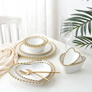 Talerze luksusowe ceramiczne zastawy stołowe okrągłe serce w kształcie serca obiad białe miski ze złotym obręczem rodzinnym naczyniem domowym