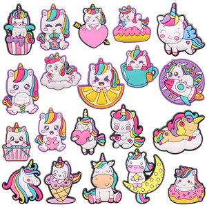 Moq 20pcs karikatür hayvan atı tek boynuzlu at pvc kawaii ayakkabı takıları ayakkabı parçaları aksesuarlar Dekoraiton Bands için Toka Kilezleri Çocuk Noel Hediye