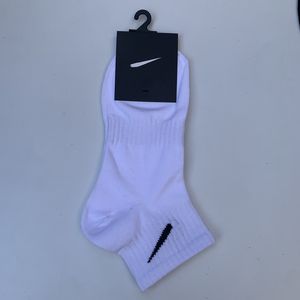 erkek çorapları için tasarımcı çoraplar Kadın Yüksek Kaliteli Pamuk Tüm maç klasik Mektup Nefes siyah Futbol basketbol Spor Çorap Toptan beyaz çoraplar
