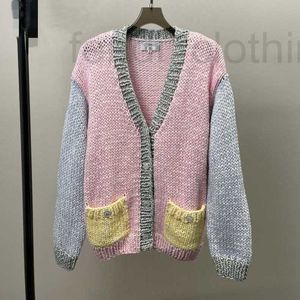 Kadın Sweaters Designer Girls '2023 Erken İlkbahar Yeni El Yapımı Örme Gömlek Kontrast V Yağlı Cardigan Giyim 6xxh