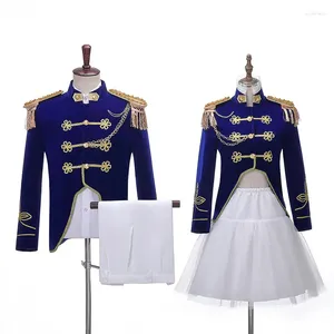 Abiti da uomo Vintage Uomo Royal Blue Giacca uniforme Donna Abito cosplay Prom Castle Abiti Costume di scena con catene e marchio sulla spalla