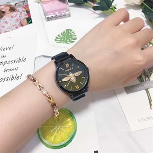 Merlots magnet Lazy Persons 3D Little Bee Simple and Atmospheric Large Dial Fashion Trend Waterproof Men's Women's Watch
