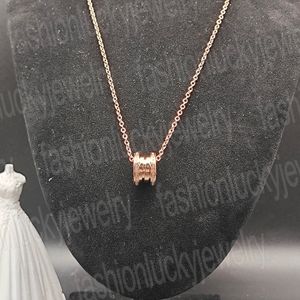 Halskette Designer-Schmuck Luxus-Halsketten mit Federanhänger aus weiß-schwarzer Keramik für Frauen, Platin-Roségold-Kette, Geschenk, trendiger Diamantschmuck-Liebhaber im Großhandel