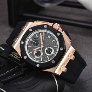 Nuovi orologi sportivi di lusso dal design caldo Orologio da uomo con cinturino in caucciù classico più economico con movimento al quarzo vintage a tre occhi