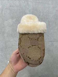 Designer Slide Päls tofflor Stängt tå sandaler lyxiga fuzzy glider hem lurvig platt sandal kvinnlig söt fluffig flip flops för kvinnors skjuvskor skor storlek 35-43