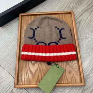 Nya mode stora bokstäver designer hattar mäns och kvinnor beanie höst vinter termiska stickade hattar mössa motorhuven muts berretto varm hatt