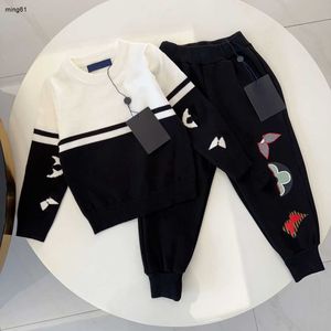 Marca Autunno bambino Tute bambini abiti firmati Taglia 100-150 Contrasto bianco e nero Maglione lavorato a maglia Pantaloni di alta qualità Nov25