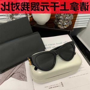 Luxe ontwerper YS zonnebrillen online winkel yang shulins dezelfde stijl voor dames net rood en zwart super gepersonaliseerde mode grote gezicht slanke kattenogen anti uv moi hebben doos