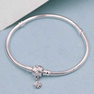 Spring Moments Snake Chain Armband med Daisy Flower Clasp Armband 925 Sterling Fits Style Jewelry Charms Pärlor DIY