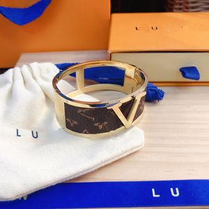 Designer Brand Hollow out Leather Bangle Luxury Style Jewelry Christmas Boutique Gift Bangle Classic Design monogram BangleWedding Party Women Jewelry With Box