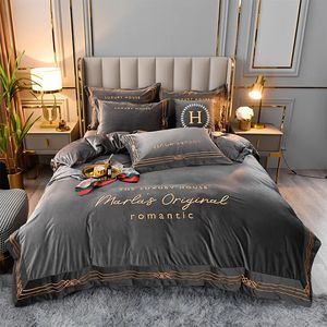 Bedding sets Luxury Velvet Flannel Smooth Bedding Set Warm Fleece edge embroidery Duvet Cover Bed Sheet Pillowcases Queen King Size 4Pcs 231122