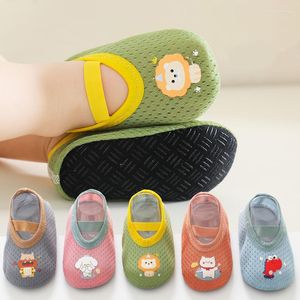 Första vandrare Småbarnskor Summer Breattable Mesh Non-halp Children's Soft-Soled and Socks Cartoon Home Thin Baby Floor