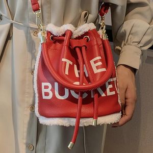 Akşam çantaları 2023 Kadın Kırmızı Omuz Çantası Mektubu Baskı Moda Kadınlar Kürk Çekme El çantası Küçük Pu Deri Sevgilisi Kova Çapraz Vücut Çantası 231124