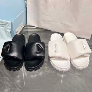 Designer Slides Chinelos Femininos com Fivela Plataforma Sapatos Pretos Moda Triângulo Invertido Luxo Sandálias de Verão Praia Atmosfera ao Ar Livre