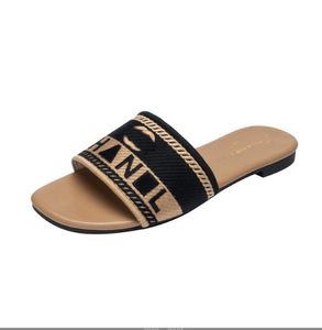 Designer glider kvinnor broderat tyg Slide Luxury Slippers Summer Beach Ladies Walk Sandals Fashion Low Heel Flat Slipper Shoes Storlek 37-42 PD683