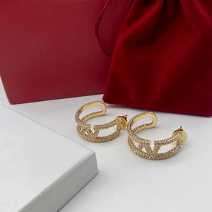 Designer de moda Woman Charm Earrings v Earing Stud Pearl Orecchini Luxury Vlogo Metal Diamond Brincha Jóias Gold Gold Big Hoop Mulheres OHRRINGE KLEW23