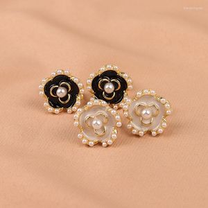 Orecchini a bottone Vintage Fiore di temperamento di lusso per le donne Nero Bianco Colore Orecchino di perla Gioielli femminili moderni per feste