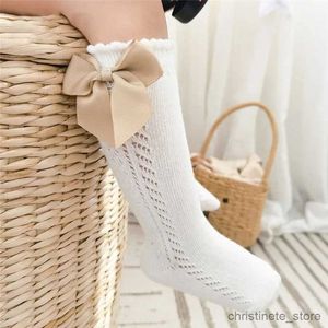 Barn strumpor sommar barn knä höga strumpor baby flickor pojkar bågar lång strumpa mjuk bomullsmask andas ut ihåliga ut Socken i 0-7 år R231125