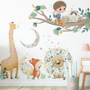 Väggklistermärken brup söta tecknade djur pojke på trädet dekaler skog tapeter för barn rum baby dekoration222m