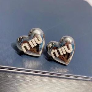 Miu Love Heart Shaped High Grade Cool Style 2023 New Miao Earrings Versatile Embedding with Pearls 2024 0055