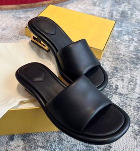 Top Luxury F-Baguette Sandálias de banda larga Sapatos Nappa Couro Nude Preto Branco Slides Esculturais Senhora Sandalias Elegante Caminhada Slip On Chinelos com caixa