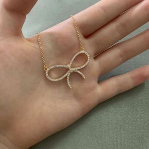 2024 Fashion Jewelry Designer T Pendant Halsband Luxury Classic Necklace Bow S925 Colorless and Allergic Advanced Light Futterfly Knotörhängen S R8DA