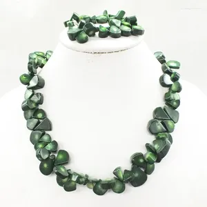 Collana Orecchini Set Bracciali in corallo verde scuro 18