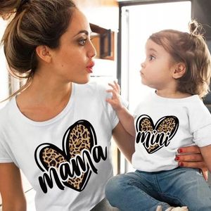 Семейные подходящие наряды Tshirt Family Fashion Mother Kids Leopard Love Tshirt Мама маленькая девочка одежда, соответствующая нарядам, 230424