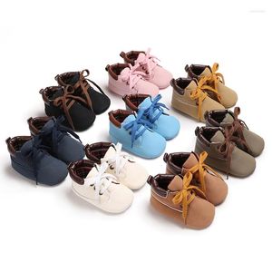 Pierwsze spacerowicze 2023 Autumn 8 Colours Infant Baby Boy Boots Sofe Pu skórzana łóżeczko przeciwpoślizgowe buty 0-18 miesięcy