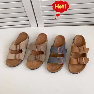 2023 Designer Clogs Suede Leather Slippers 35-44 Birk Shoes Men Kvinnor Sandaler Arizona Gizeh Unisex Slides Flat Rem Buckle Sliders Sandal Mules Flats Cork Sole Sole