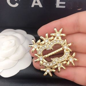 Boutique Womens Diamond Brosch Knot Wedding Party High Quality Designer Brosch Winter New Clothing Jewelry Pins Classic Brand Logo Luxury New Brosch