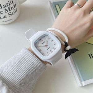 Armbandsur Fashion Square Quartz Digital Dial Casual Wrist Watches Rubber Strap Fashionable Clock Waterproof Artwatch for Women