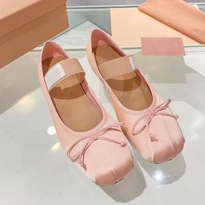 Balet Flats Desinger Shoe Satin Ballerinas Mary Jane Pumps Flat z kokardką na czarnym brązowym czerwonym różowym białym białym Mary Janes Buta