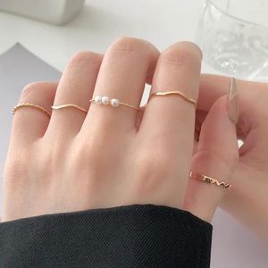 Cluster-Ringe Minar 5 Teile/Satz Minimalistisches Goldfarben-Legierungsset für Frauen Verdrehte geometrische Imitationsperle Verstellbarer offener Charme